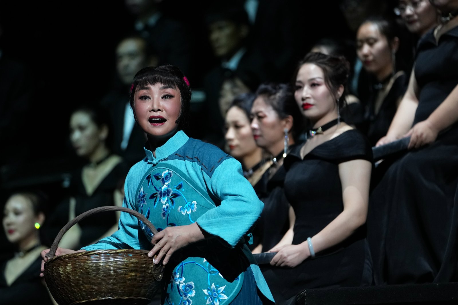 5月26日晚，在西安廣電大劇院，飾演李香香的柳萍（前）為觀眾表演秦腔現代戲《王貴與李香香》。（新華社）