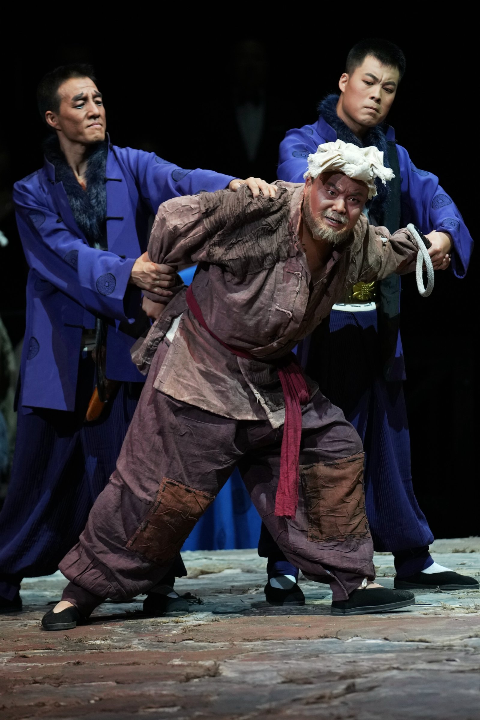 5月26日晚，在西安廣電大劇院，演員為觀眾表演秦腔現代戲《王貴與李香香》。（新華社）