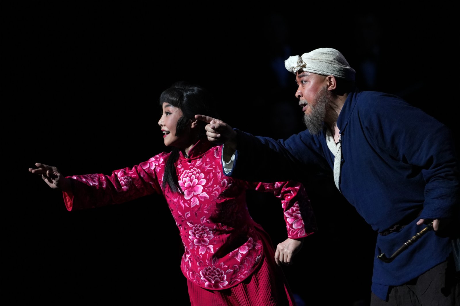 5月26日晚，在西安廣電大劇院，飾演李香香的柳萍（左）為觀眾表演秦腔現代戲《王貴與李香香》。（新華社）