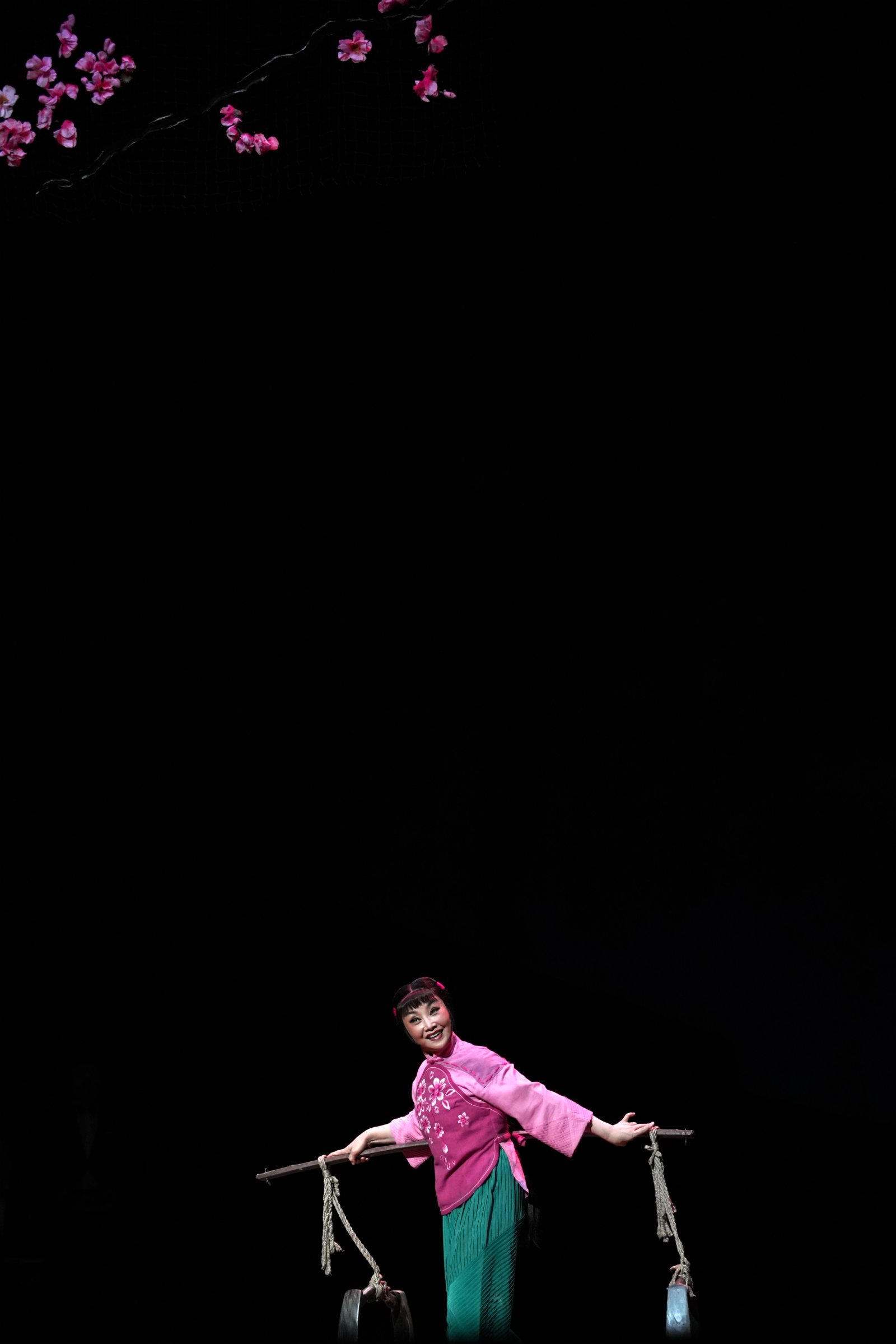 5月26日晚，在西安廣電大劇院，飾演李香香的柳萍為觀眾表演秦腔現代戲《王貴與李香香》。（新華社）