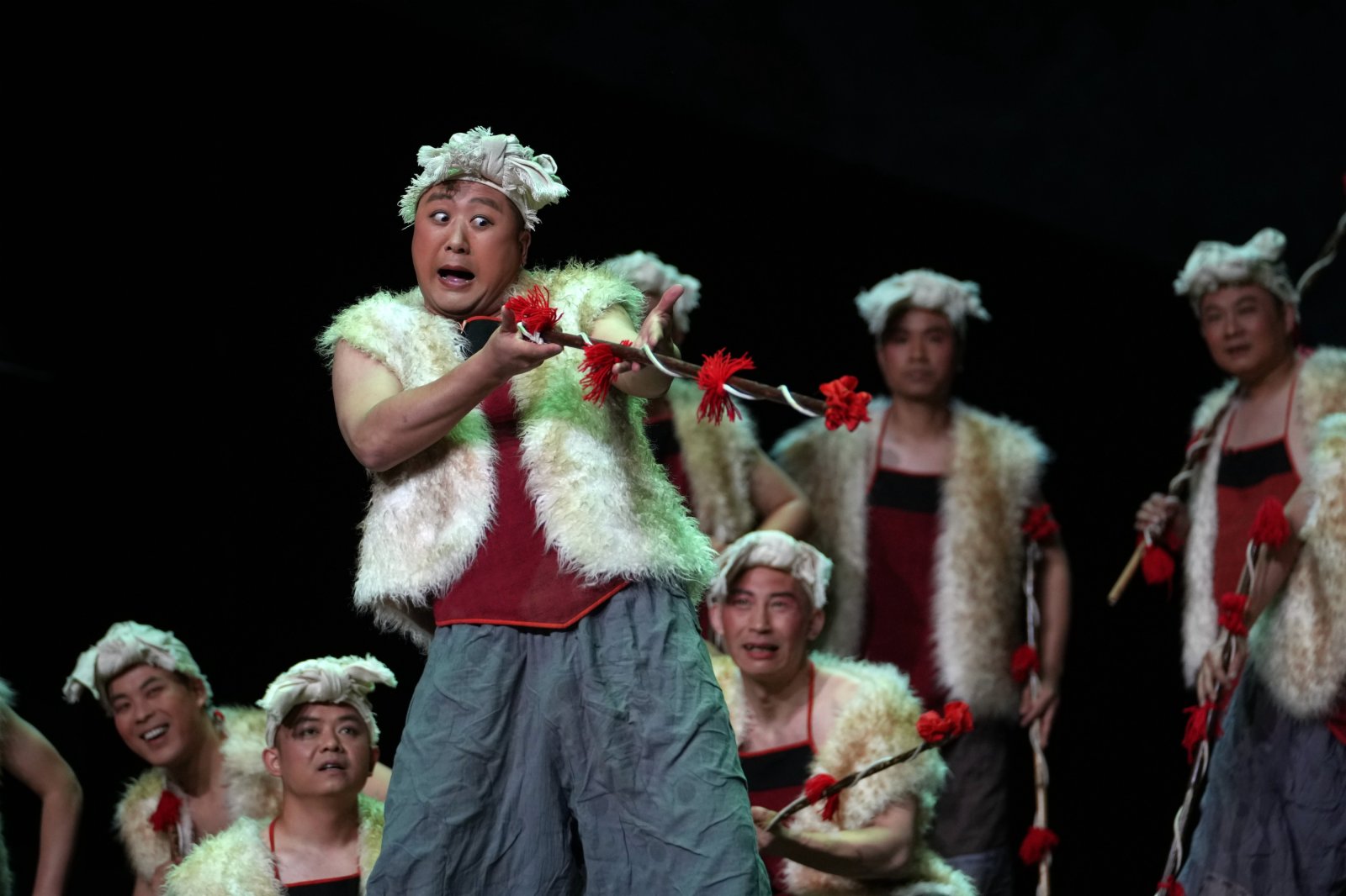 5月26日晚，在西安廣電大劇院，演員為觀眾表演秦腔現代戲《王貴與李香香》。（新華社）