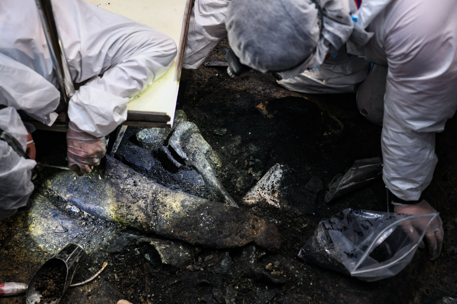 考古人員在四川廣漢三星堆遺址四號「祭祀坑」內清理象牙（5月12日攝）。（新華社）