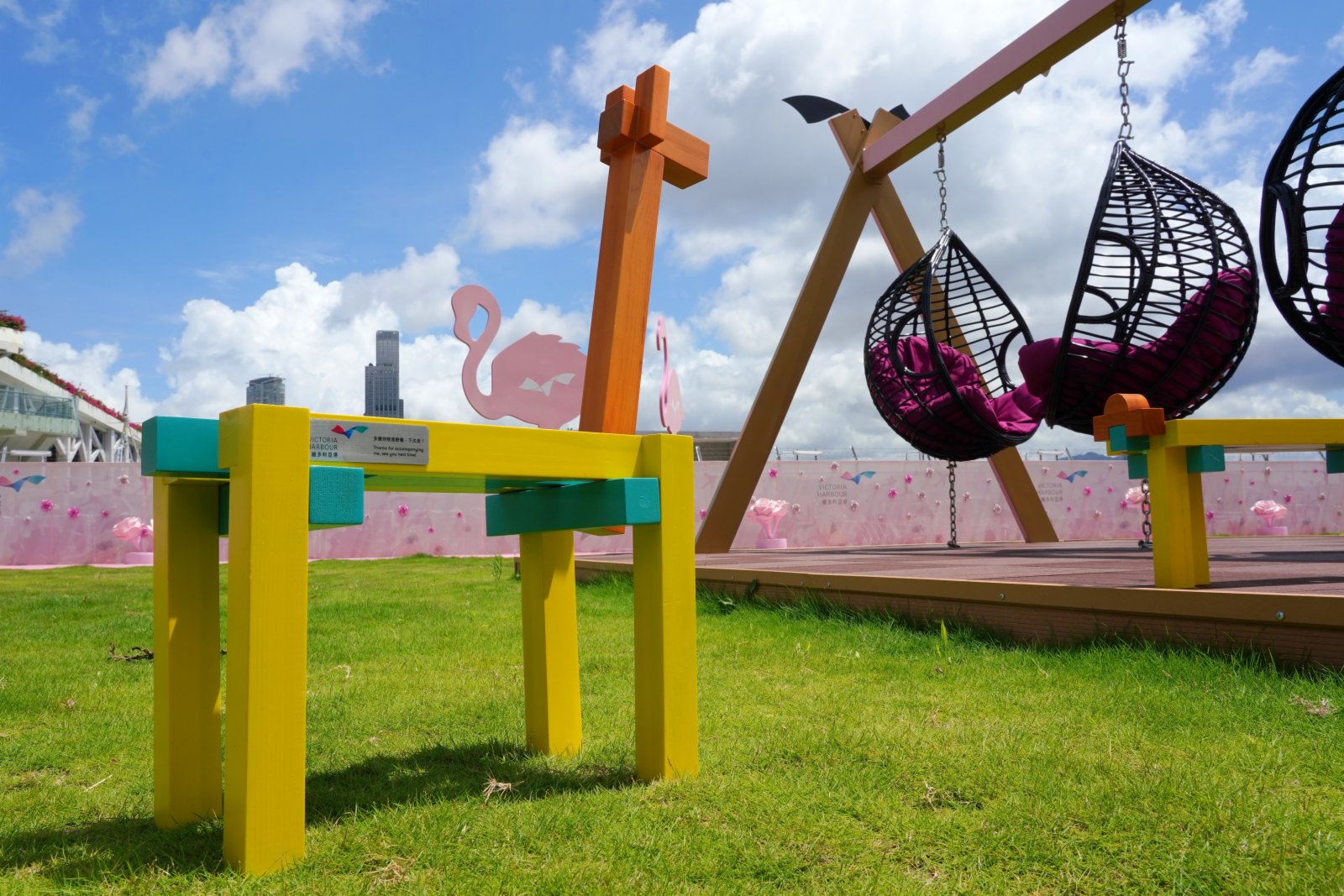 圖為設計師用木條組合成五款可移動的動物傢俱。 （中新社）