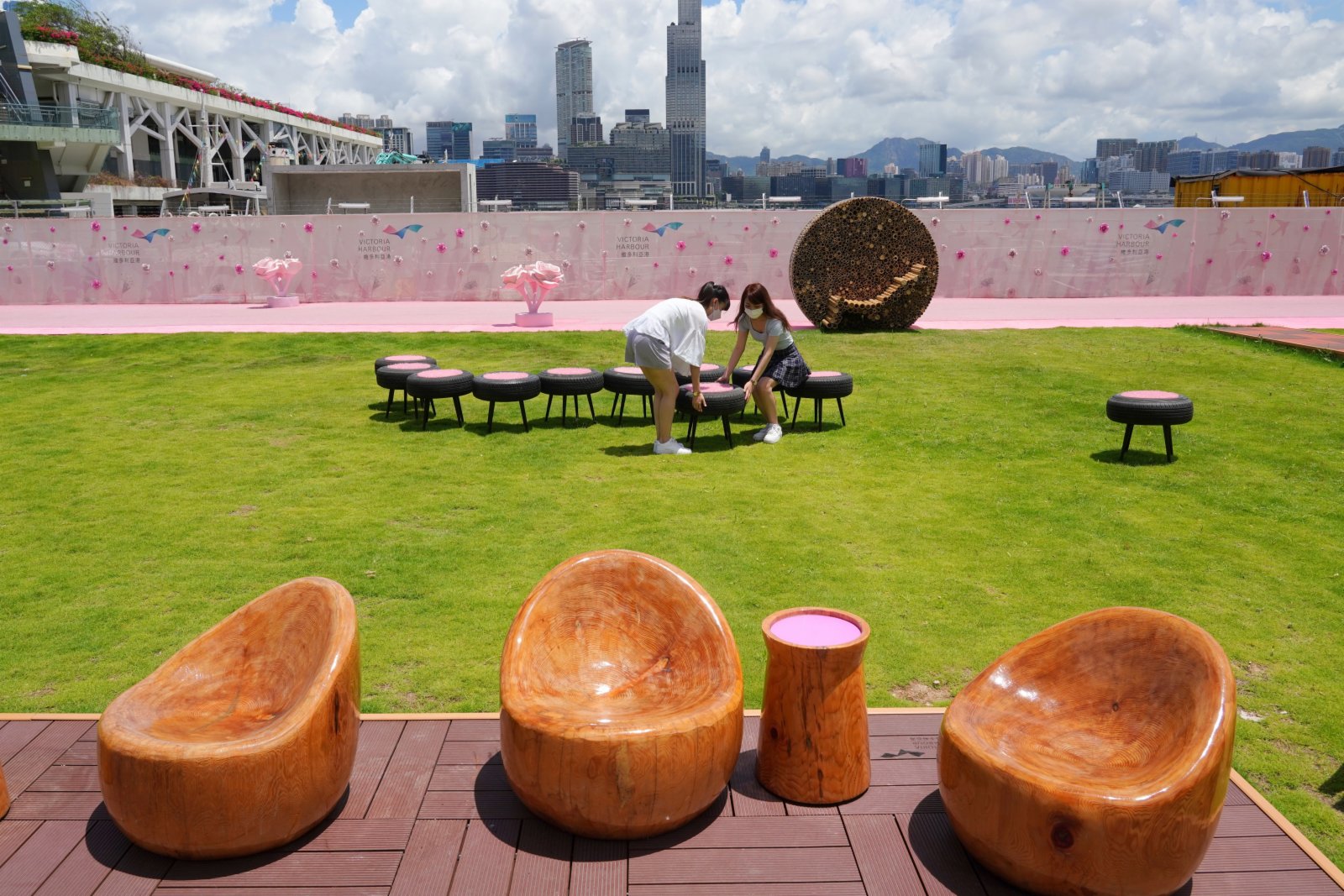 圖為形狀和材質各異的座椅。（中新社）