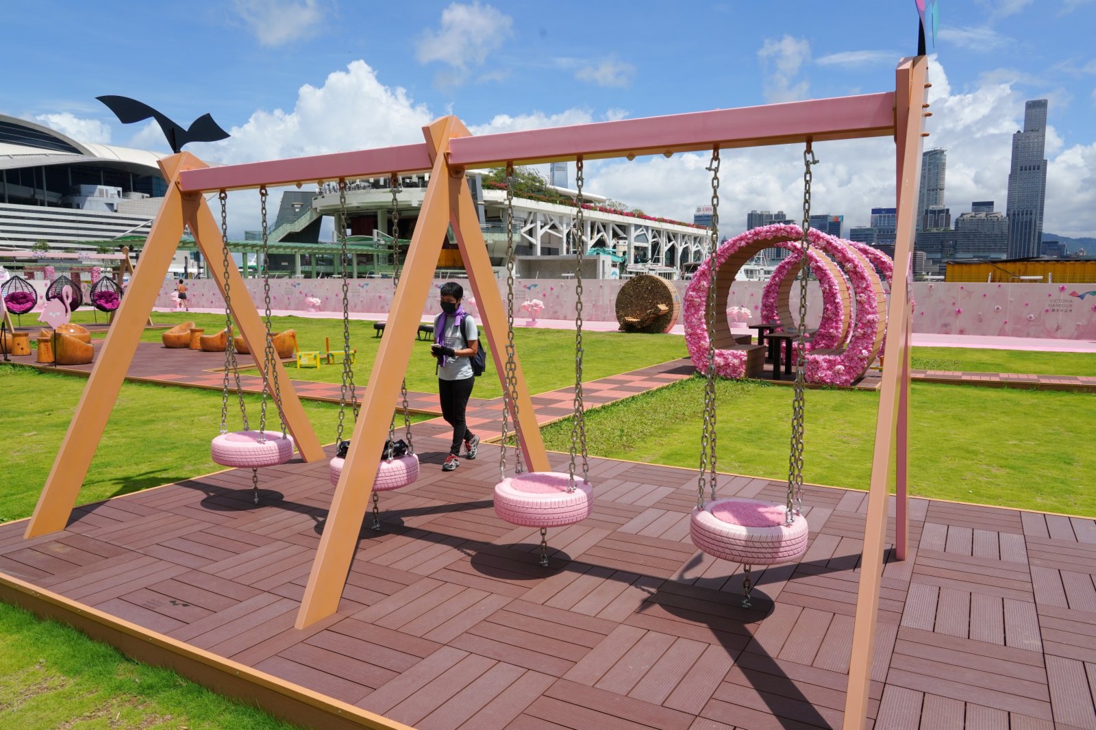 圖為用輪胎製作的粉色鞦千。（中新社）