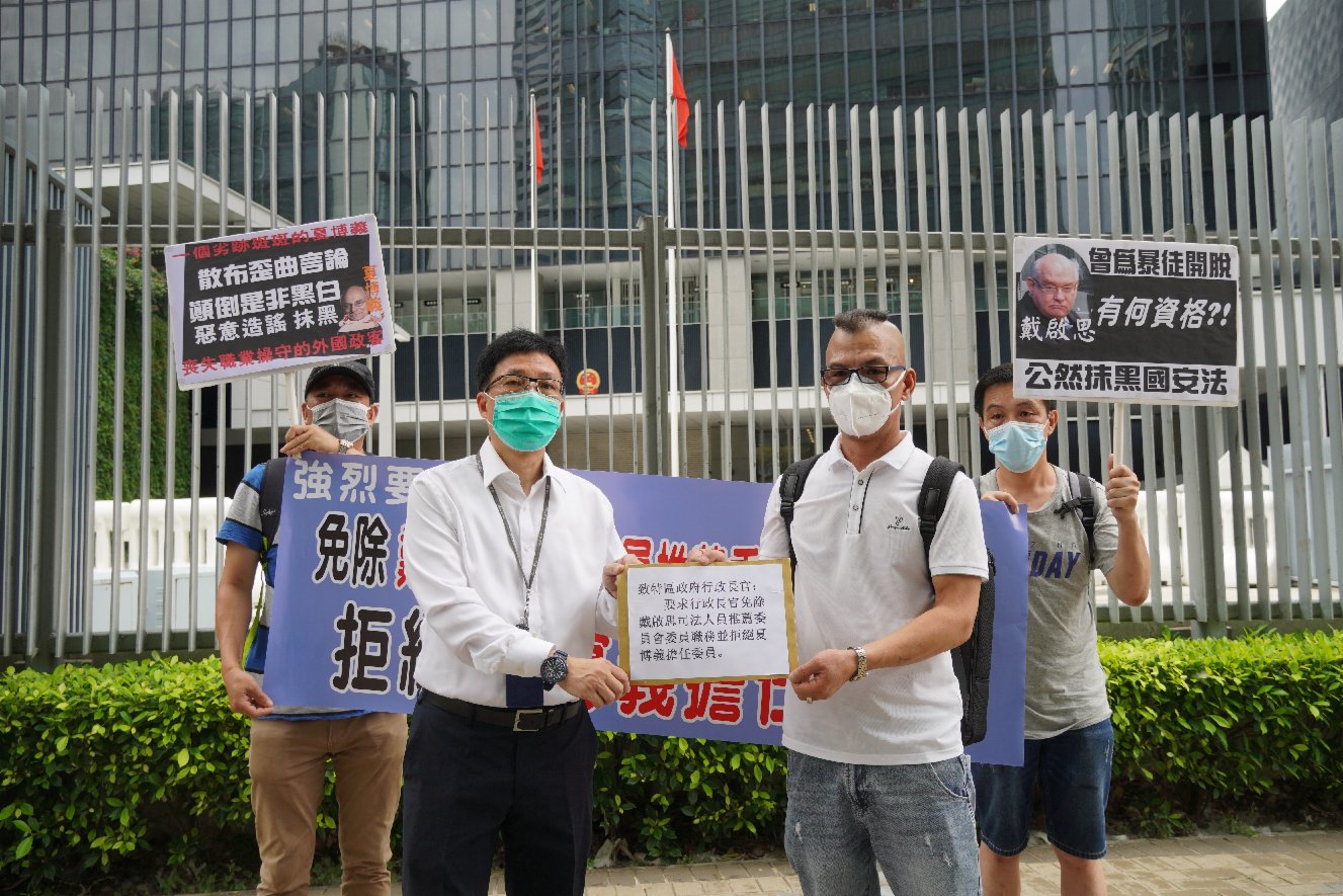 市民請願，促特首將戴啟思和夏博義剔除出局。（大公文匯全媒體記者 攝）
