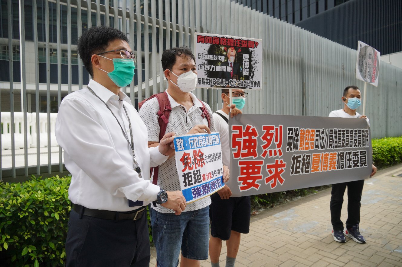 市民請願，促特首將戴啟思和夏博義剔除出局。（大公文匯全媒體記者 攝）