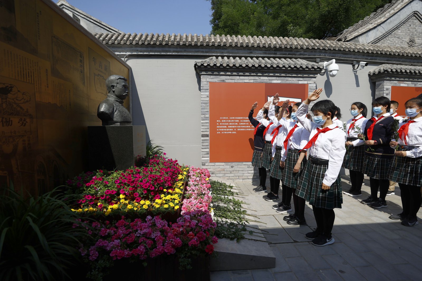6月1日，學生在北京李大釗故居，向李大釗雕像獻花、敬禮。