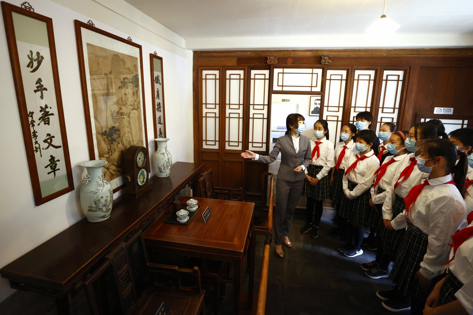 6月1日，學生在北京李大釗故居參觀。中新社