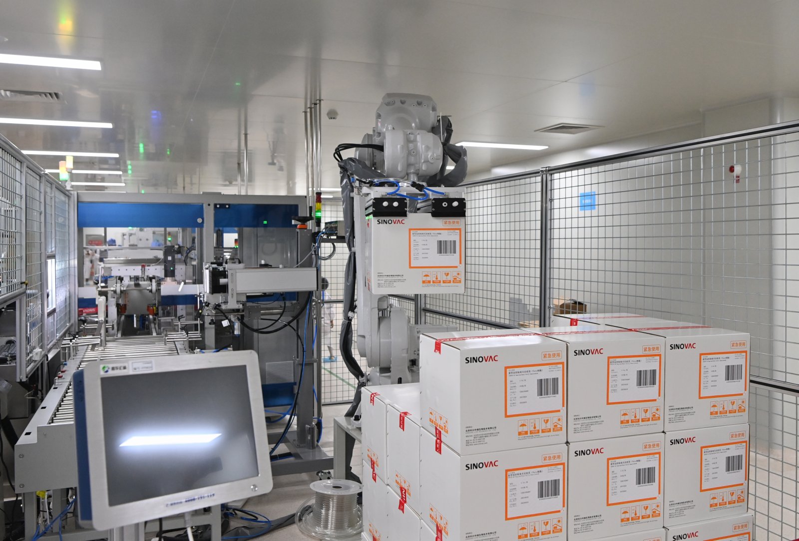 6月1日，位於北京市大興區的北京科興中維生物技術有限公司新冠疫苗包裝生產線上，5月中旬投用的碼垛機械人正在作業。據公司工作人員介紹，未來還將有至少6條包裝生產線投用碼垛機械人，以提高作業效率。  （香港中通社）