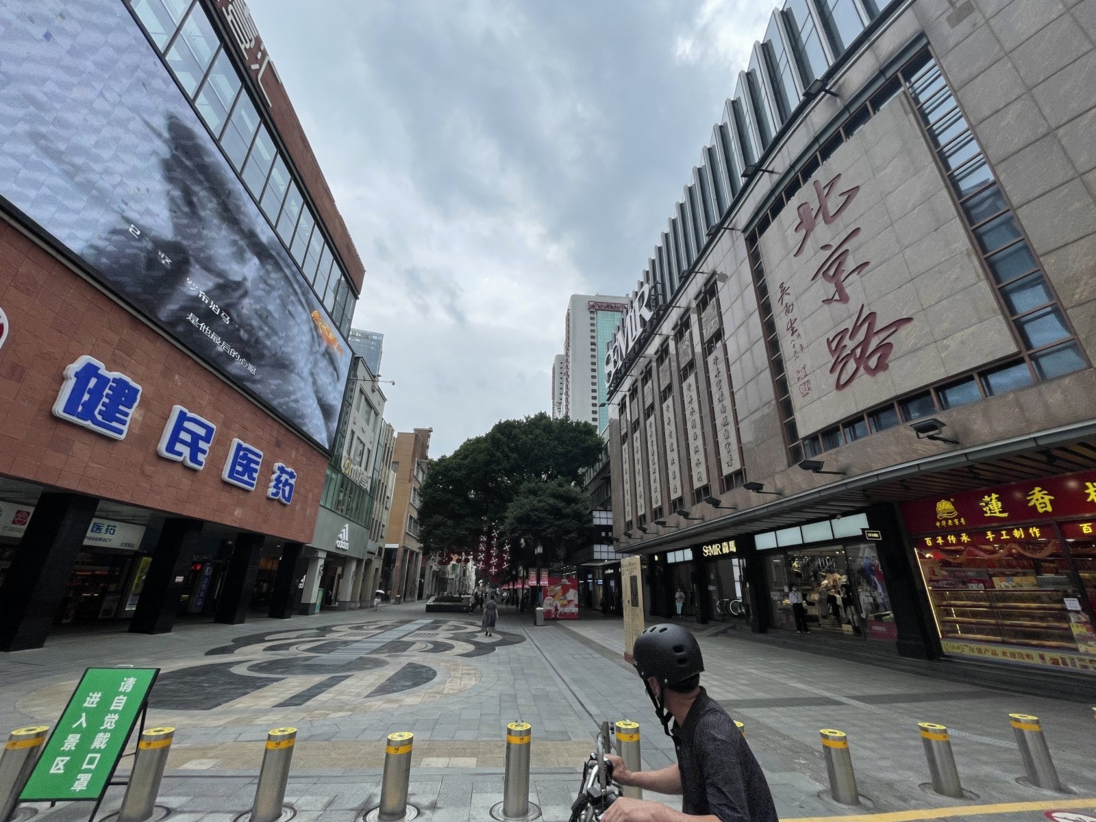 北京路的冷清景象，引起了過路人的注目。