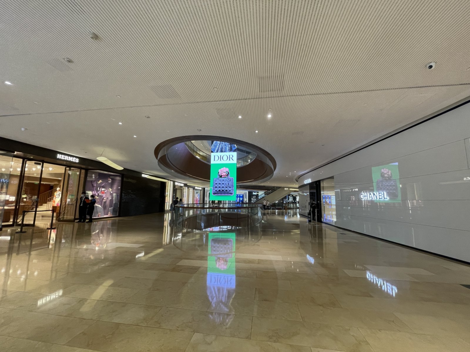 平時熱鬧的商場客流也變得稀少起來，奢侈品門店前大排長龍的景象也消失了。
