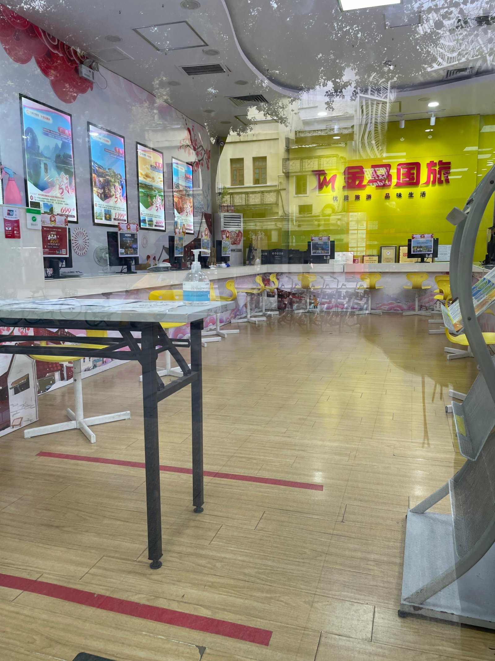 空蕩蕩的旅行社門店顯得格外冷清。