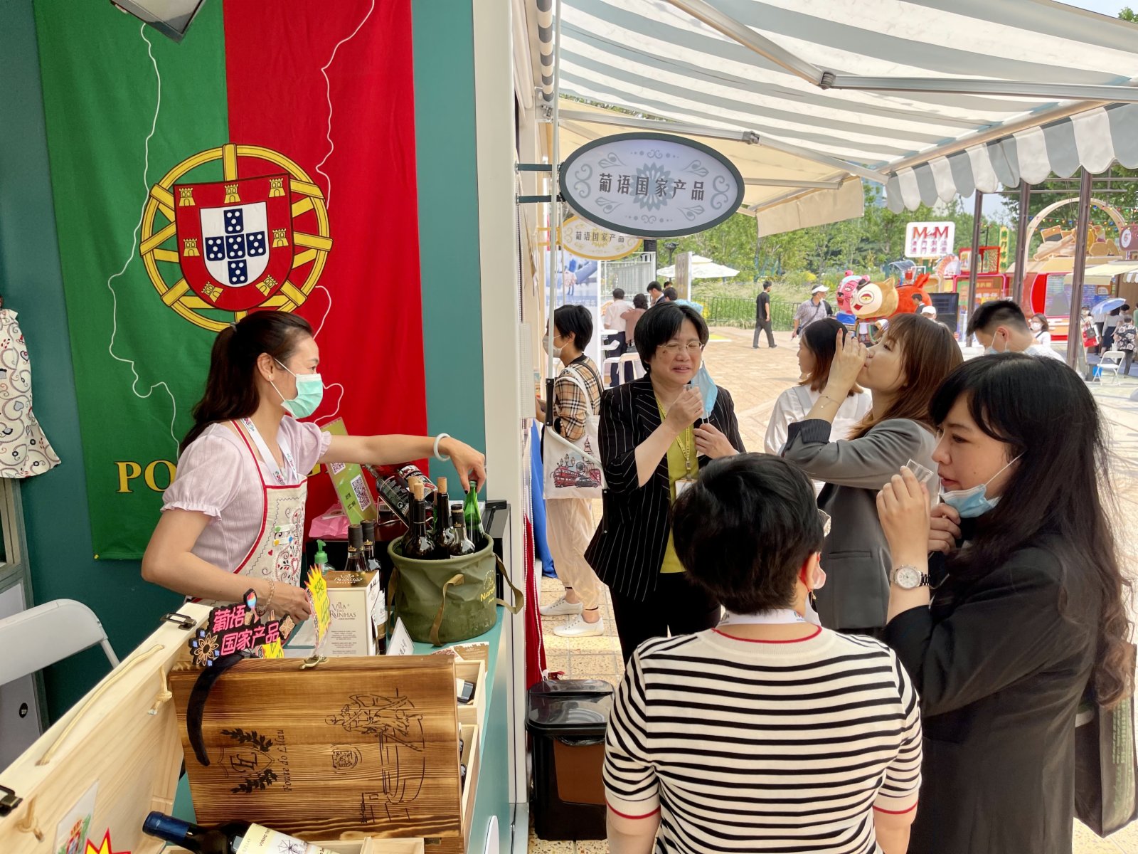市民品嚐葡國美酒。記者夏微攝