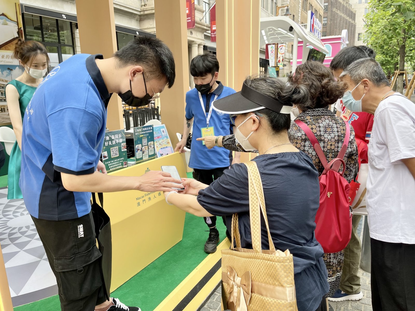 市民咨詢澳門旅遊信息，掃碼領禮品。記者夏微攝