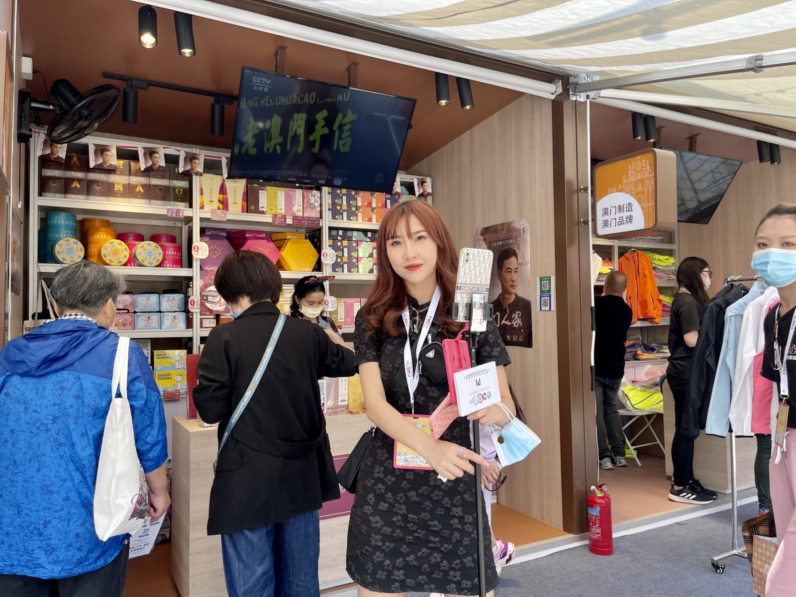 為了增加推廣力度，展位現場還加入了直播方式。記者夏微攝