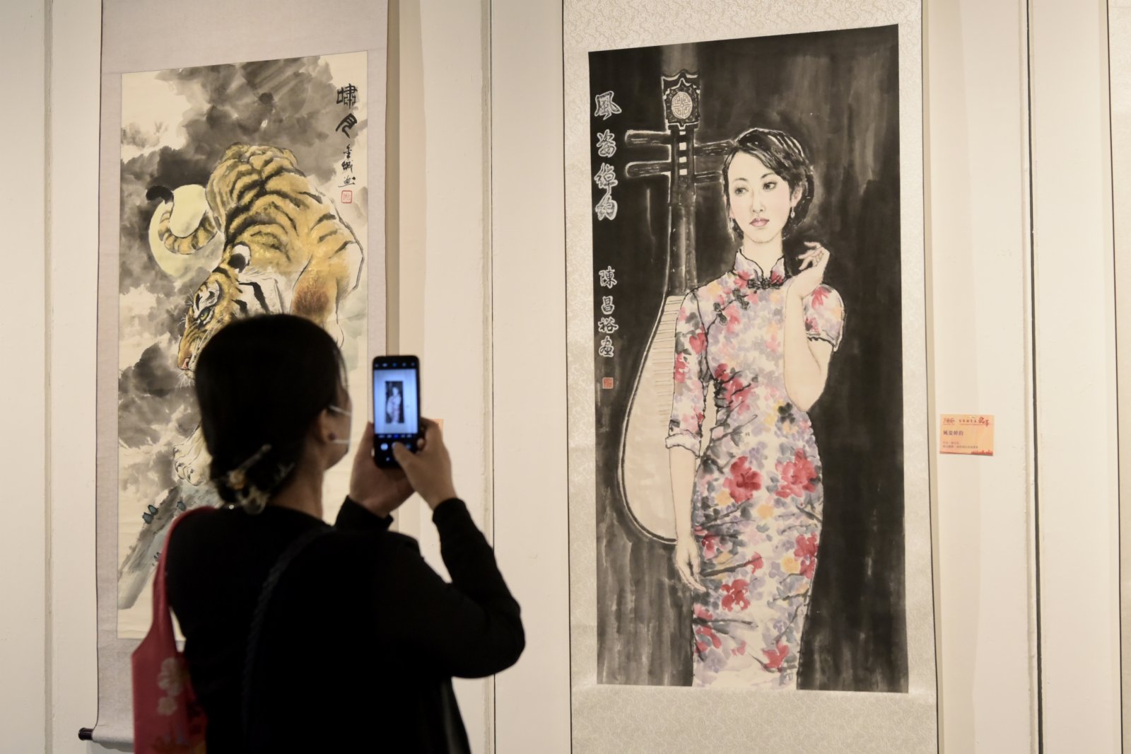 觀眾在「百年潮商展風華」書畫攝影展上參觀。(中新社) 觀眾在「百年潮商展風華」書畫攝影展上參觀。(中新社)