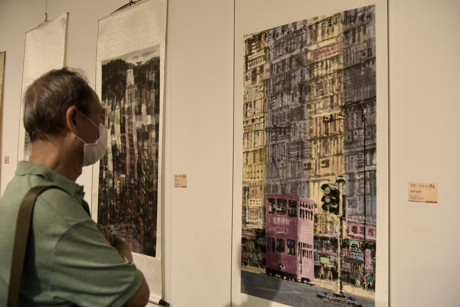 觀眾在「百年潮商展風華」書畫攝影展上參觀。(中新社) 觀眾在「百年潮商展風華」書畫攝影展上參觀。(中新社)