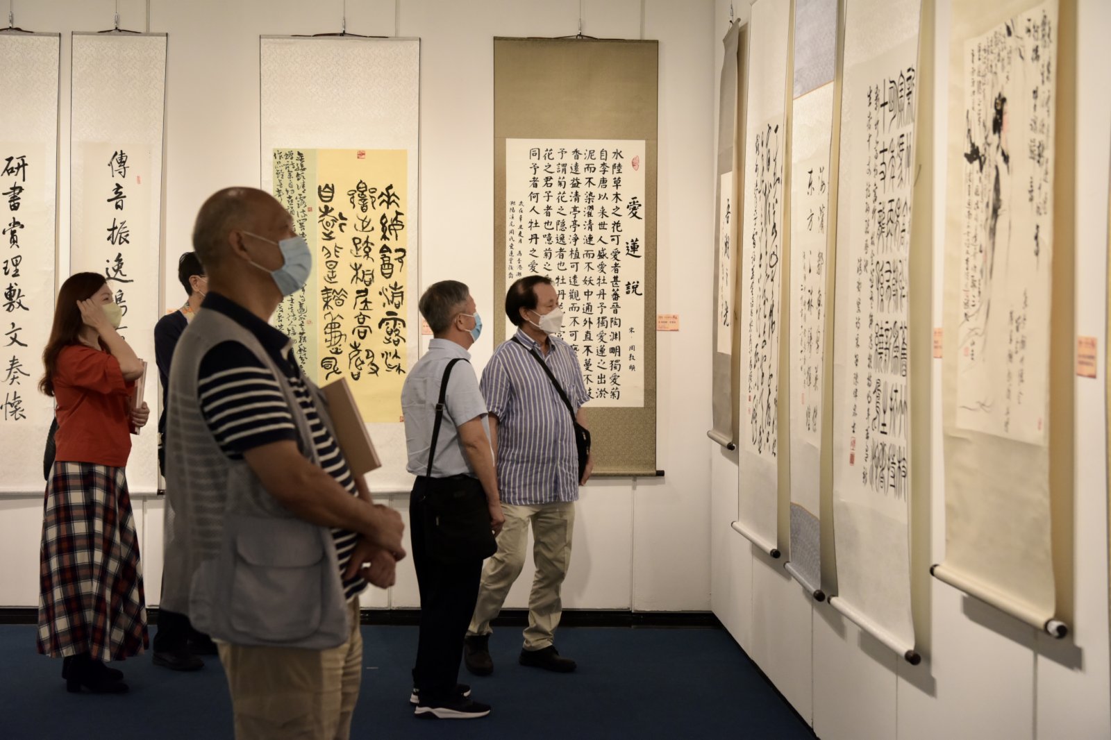 觀眾在「百年潮商展風華」書畫攝影展上參觀。(中新社) 觀眾在「百年潮商展風華」書畫攝影展上參觀。(中新社)