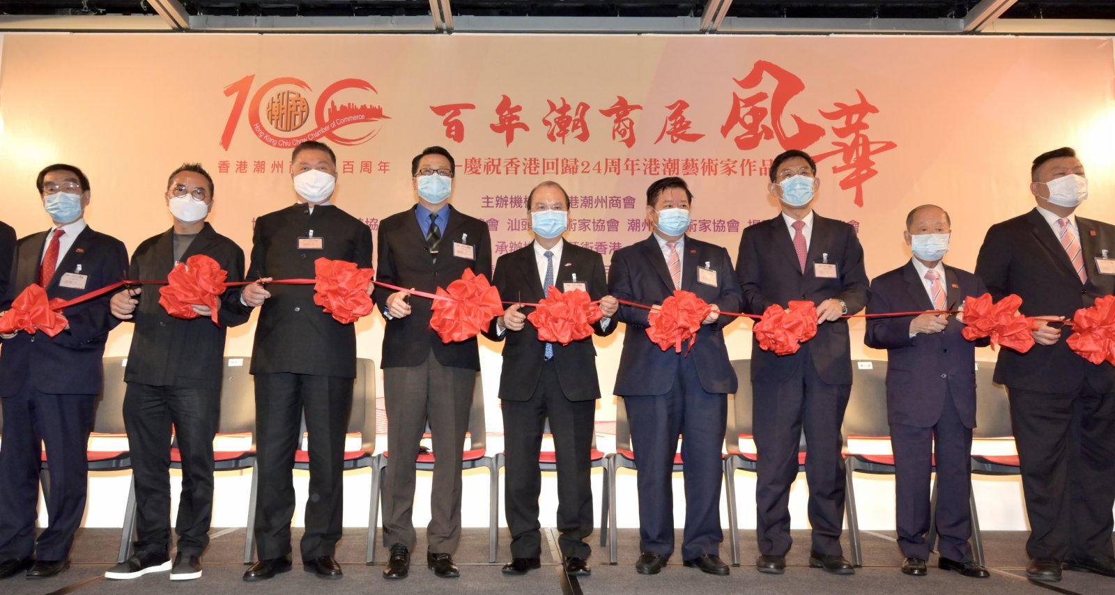圖為(左二起)香港美協主席林天行、香港潮屬社團總會主席陳振彬博士、民政事務局副局長陳積志、張建宗、香港潮州商會會長黃書銳和其他嘉賓主持剪綵儀式。(中新社) 圖為(左二起)香港美協主席林天行、香港潮屬社團總會主席陳振彬博士、民政事務局副局長陳積志、張建宗、香港潮州商會會長黃書銳和其他嘉賓主持剪綵儀式。(中新社)