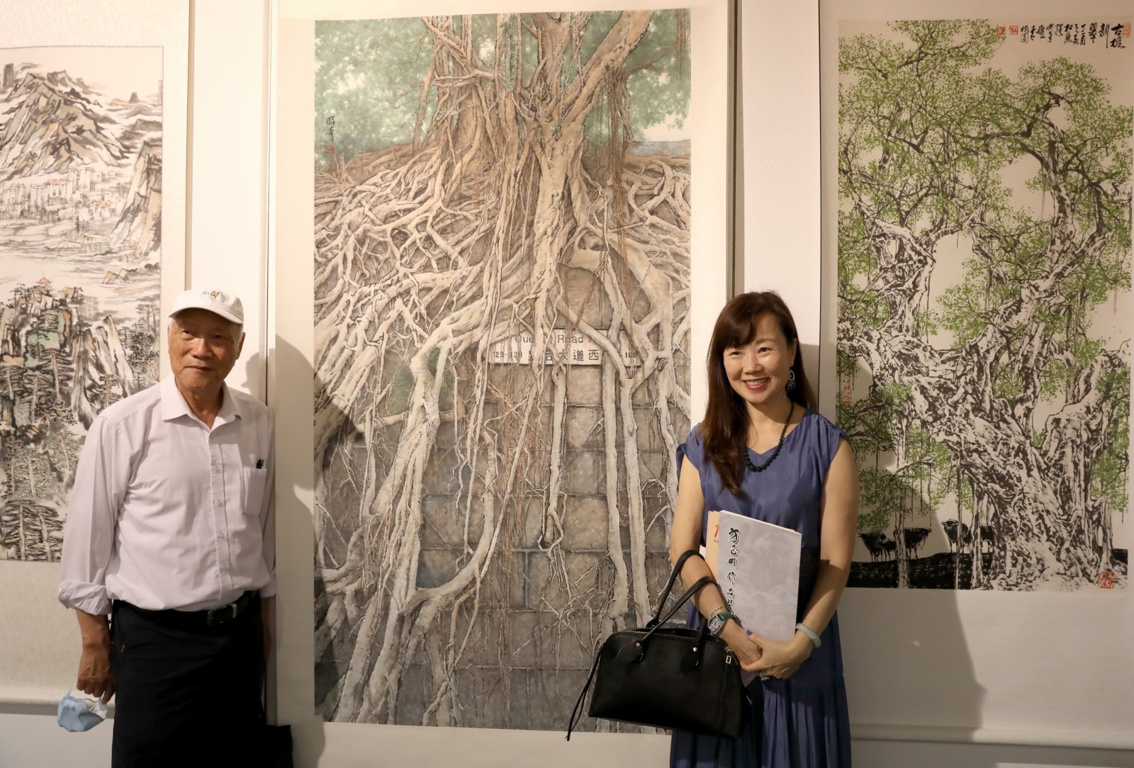 6月5日,觀眾在「百年潮商展風華」書畫攝影展上參觀。(新華社) 6月5日,觀眾在「百年潮商展風華」書畫攝影展上參觀。(新華社)
