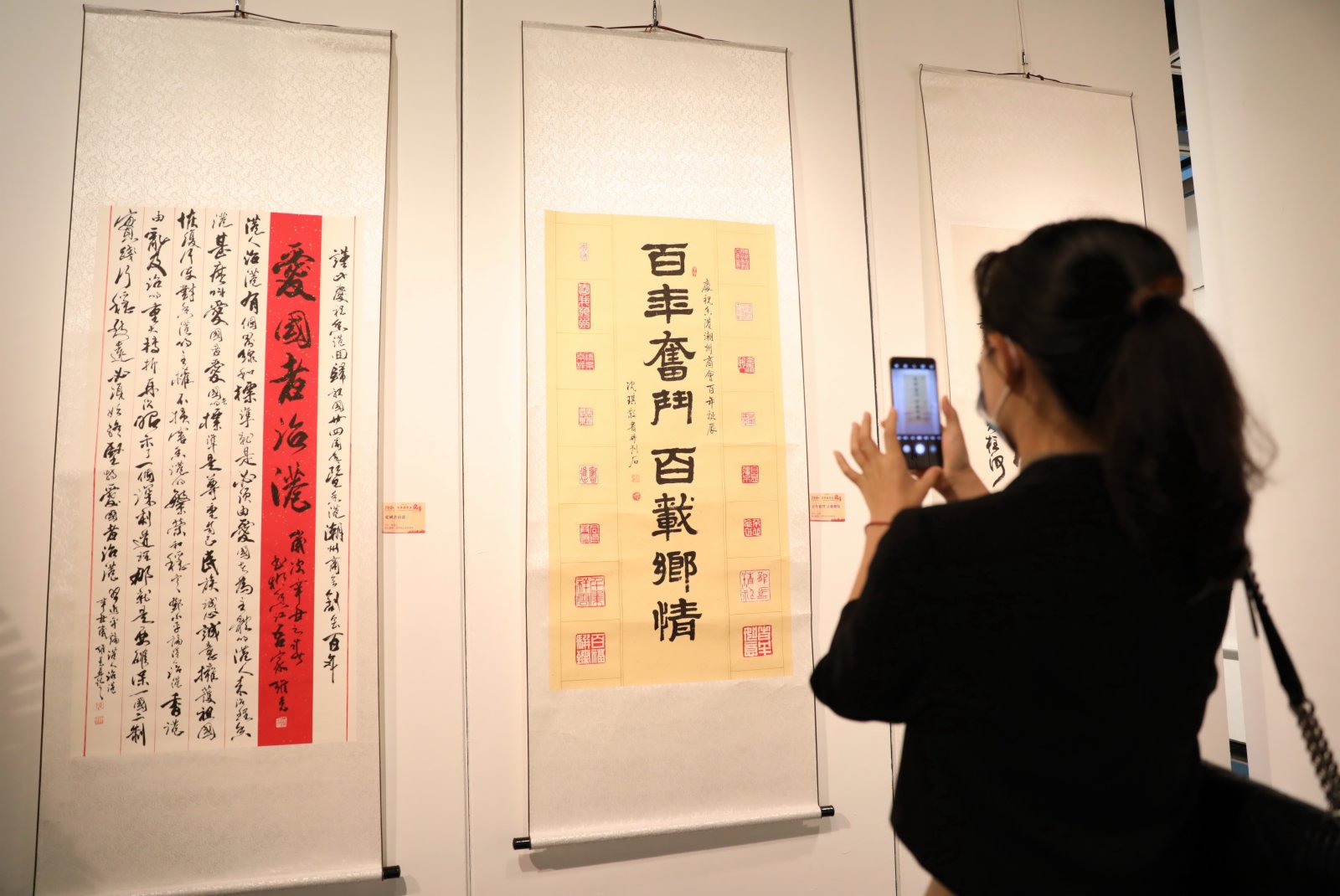 6月5日,觀眾在「百年潮商展風華」書畫攝影展上參觀。(新華社) 6月5日,觀眾在「百年潮商展風華」書畫攝影展上參觀。(新華社)