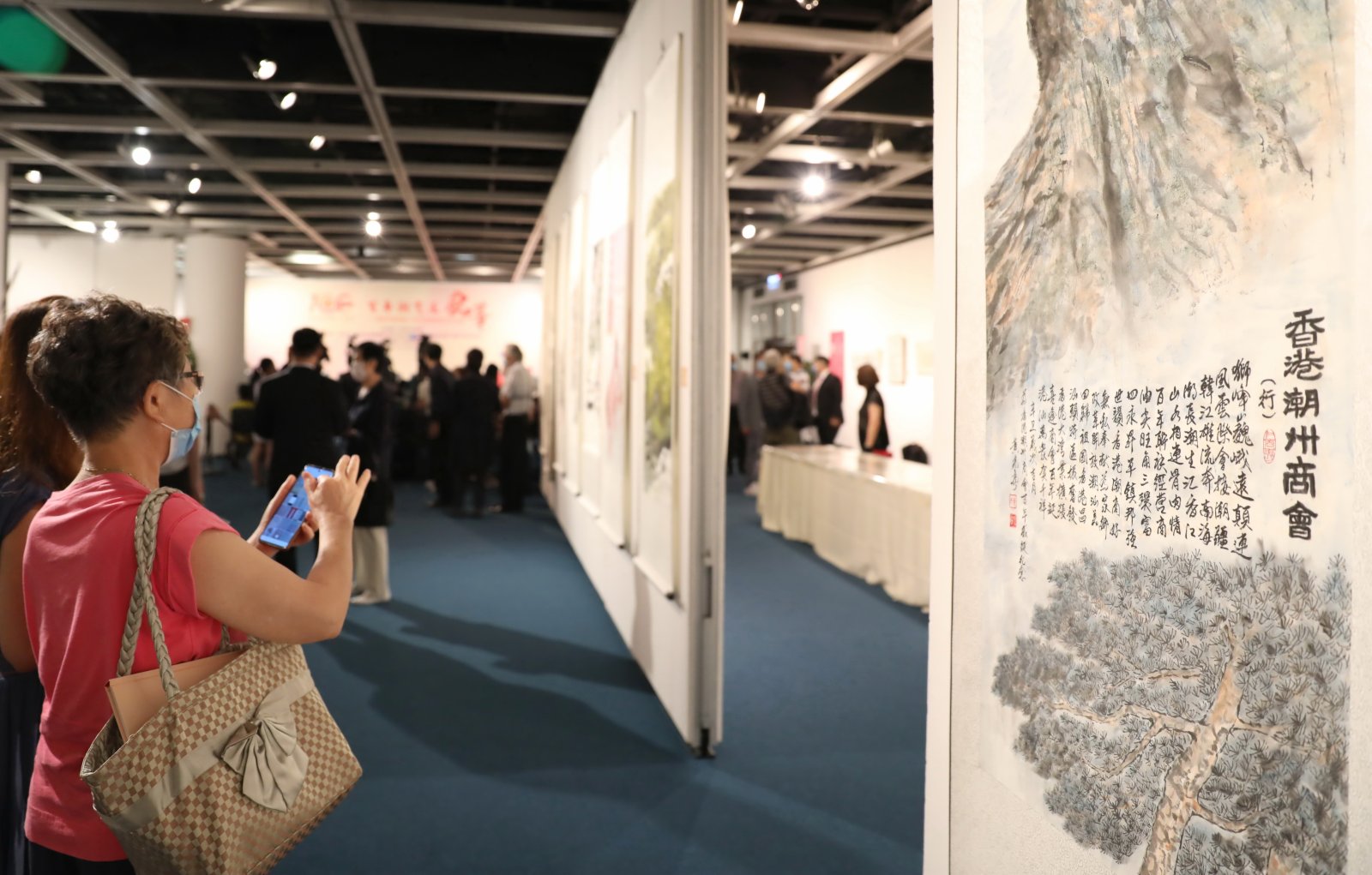 6月5日,觀眾在「百年潮商展風華」書畫攝影展上參觀。(新華社) 6月5日,觀眾在「百年潮商展風華」書畫攝影展上參觀。(新華社)