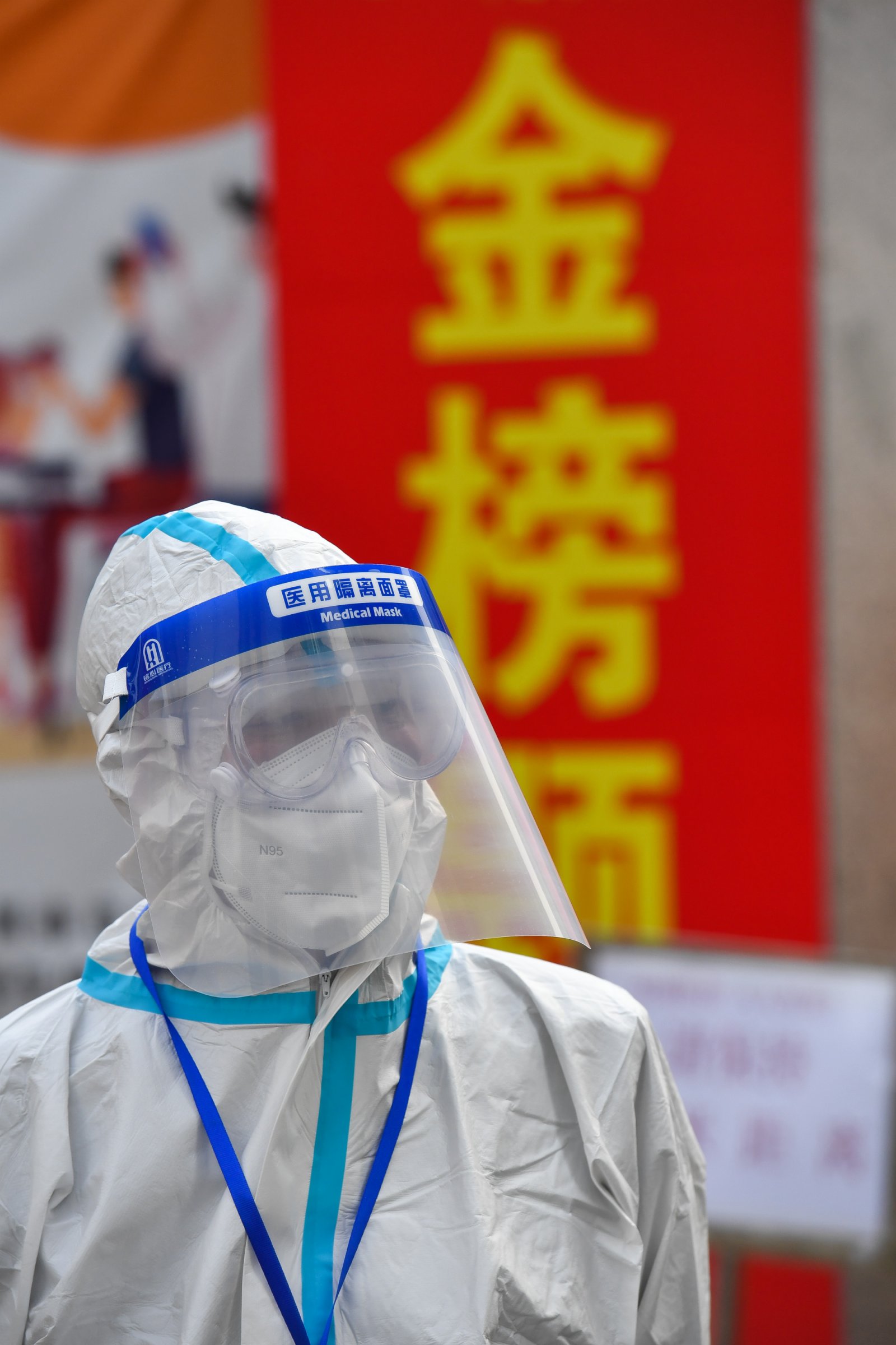 6月7日,工作人員在廣州市第一中學考點執勤。121名來自新冠肺炎疫情中風險地區的廣州荔灣區真光中學考生在廣州市第一中學考點參加高考。新華社 6月7日,工作人員在廣州市第一中學考點執勤。121名來自新冠肺炎疫情中風險地區的廣州荔灣區真光中學考生在廣州市第一中學考點參加高考。新華社