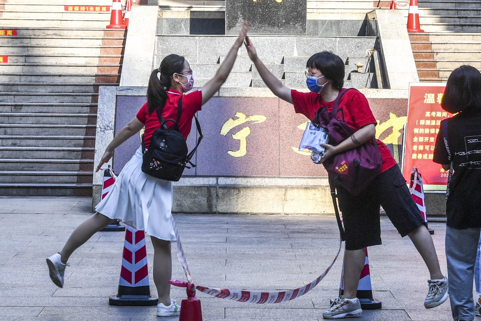 6月7日,在廣西南寧市第二中學新民校區考點,老師(左)與考生擊掌。新華社 6月7日,在廣西南寧市第二中學新民校區考點,老師(左)與考生擊掌。新華社