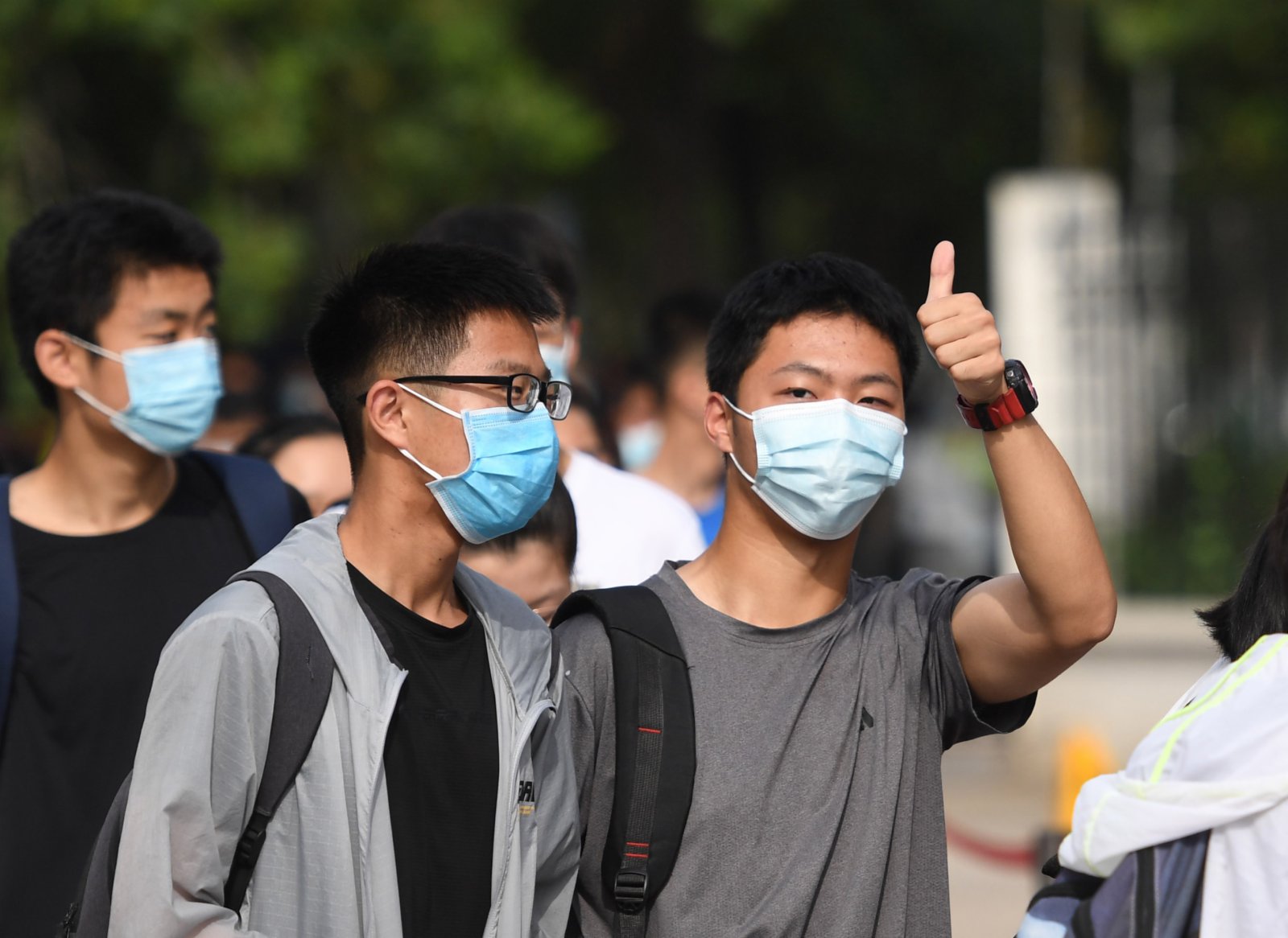 6月7日,在河南省鄭州外國語學校考點,考生排隊進入考場。新華社 6月7日,在河南省鄭州外國語學校考點,考生排隊進入考場。新華社