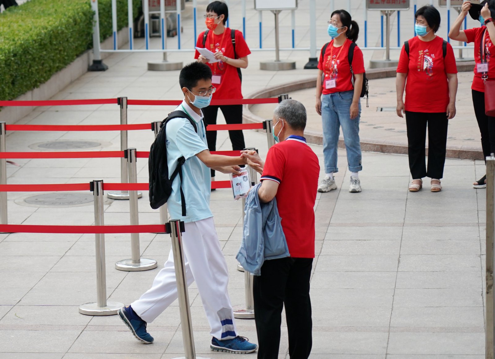 6月7日,在北京市中國人民大學附屬中學考點,考生在進考場前與老師擊掌。新華社 6月7日,在北京市中國人民大學附屬中學考點,考生在進考場前與老師擊掌。新華社