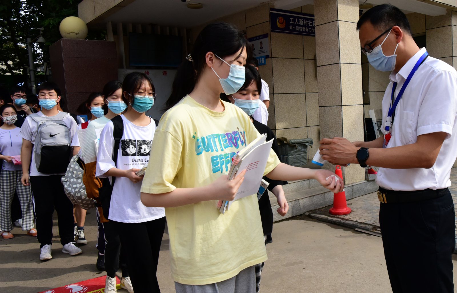 6月7日,考生有序進入鄭州市為民高中考點。新華社 6月7日,考生有序進入鄭州市為民高中考點。新華社
