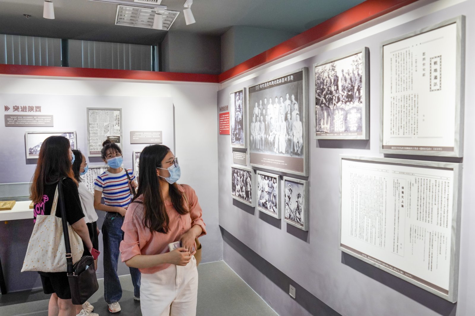參觀者在「范長江與重慶」展覽館內參觀。