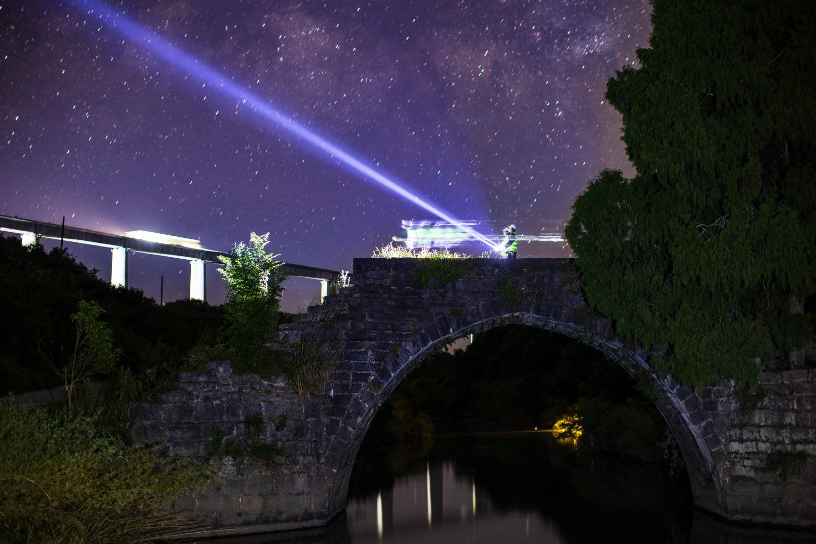 6月6日拍攝的星空下的銀坡河特大橋和蒙家橋。（新華社）