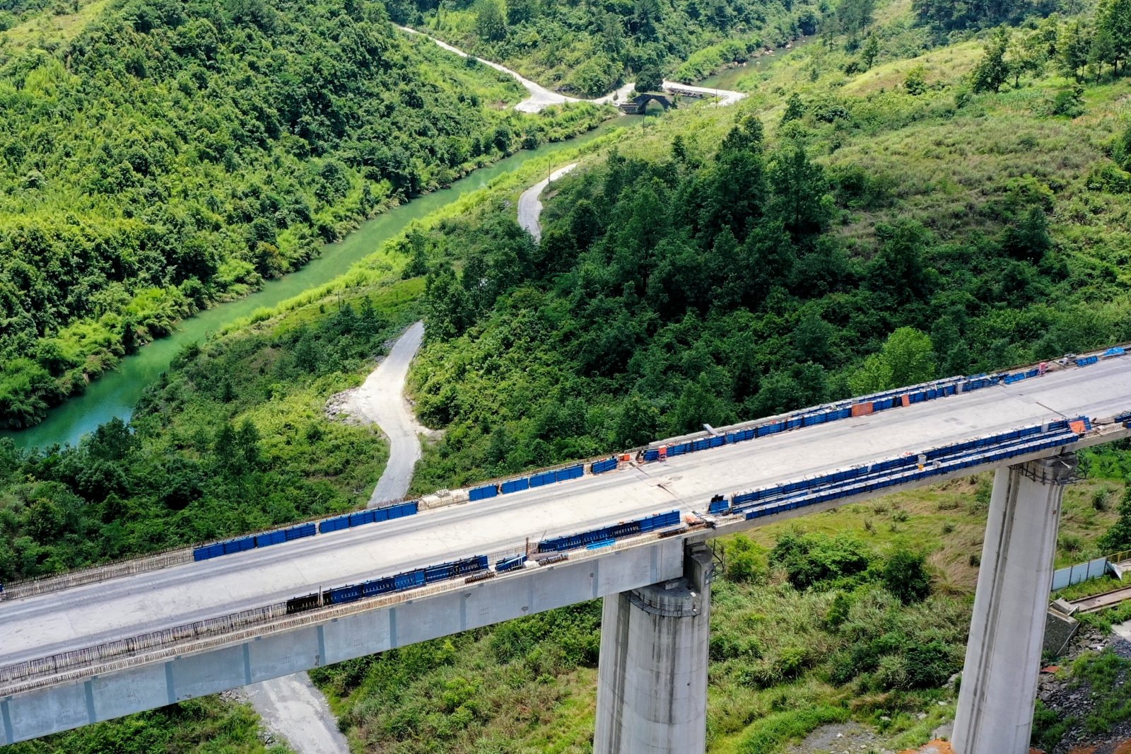 6月7日拍攝的銀坡河特大橋和蒙家橋（無人機照片）。（新華社）