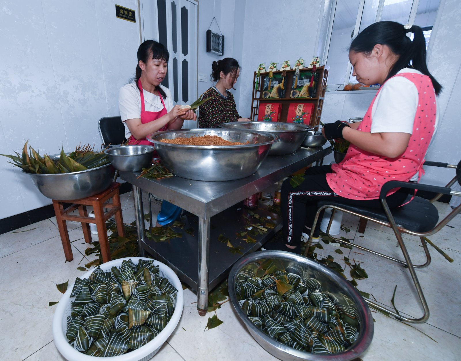 6月8日，湖源鄉窈口村村民在製作不同口味的灰湯粽，作為端午節特色旅遊商品銷售給遊客。（新華社）
