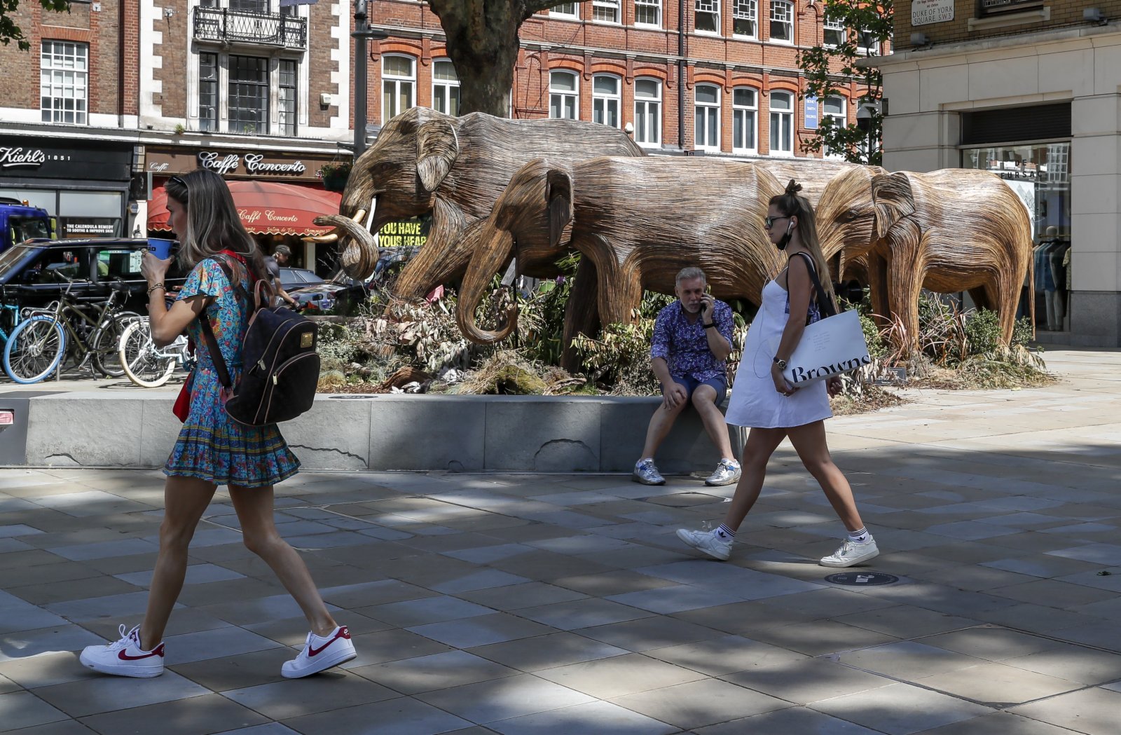 6月8日，行人從在英國倫敦切爾西街頭擺放的大象藝術品旁走過。（新華社）