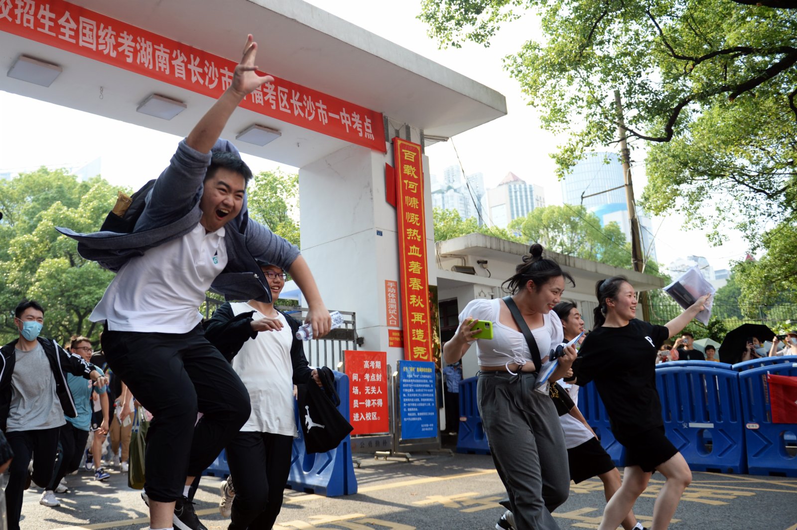 6月9日，考生在考試結束後跑出湖南省長沙市一中考點。