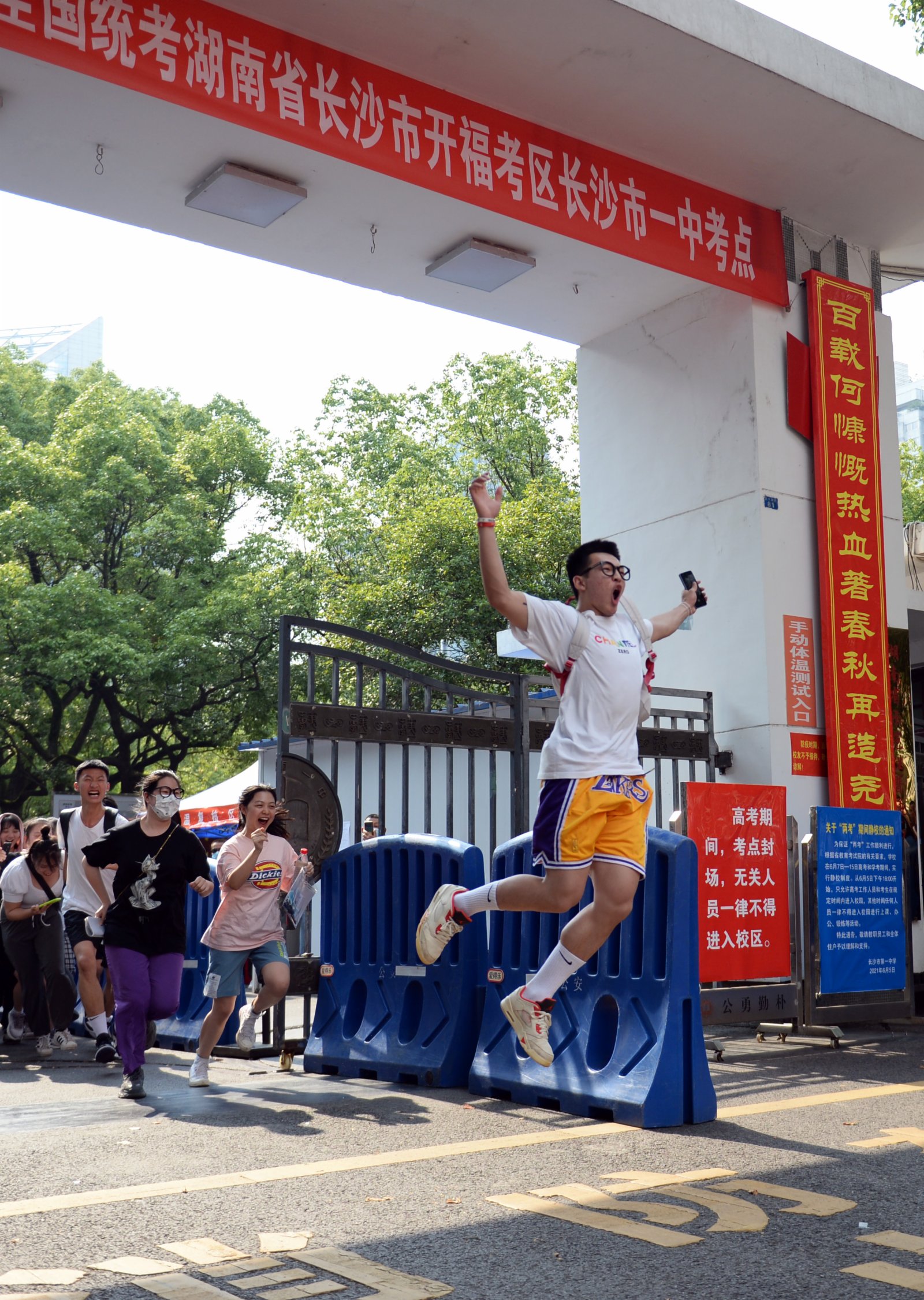 6月9日，考生在考試結束後跑出湖南省長沙市一中考點。