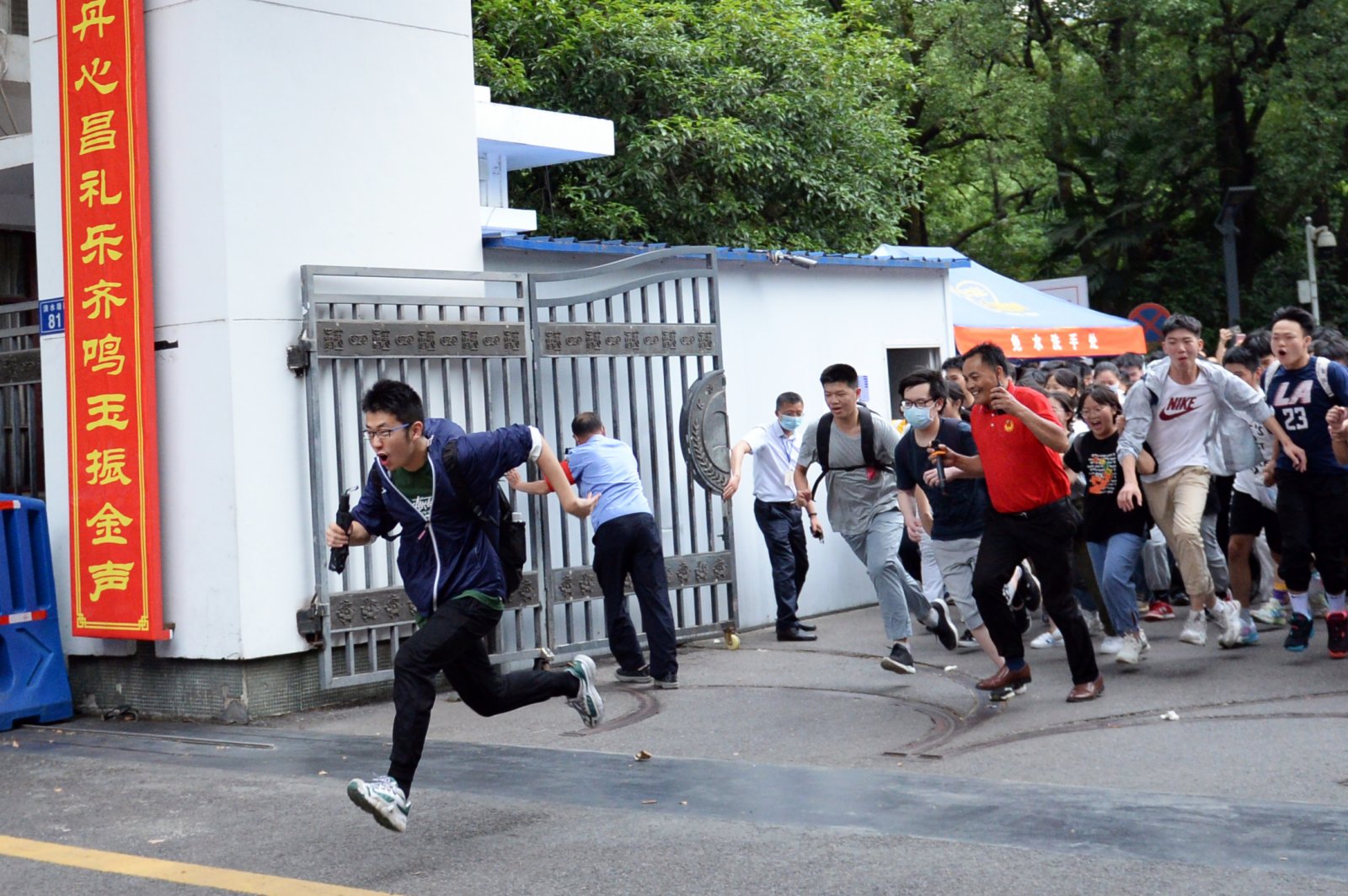 6月9日，考生在考試結束後跑出湖南省長沙市一中考點。