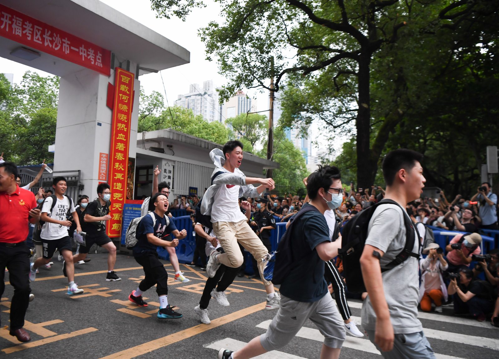 6月9日，考生在考試結束後跑出湖南省長沙市一中考點。
