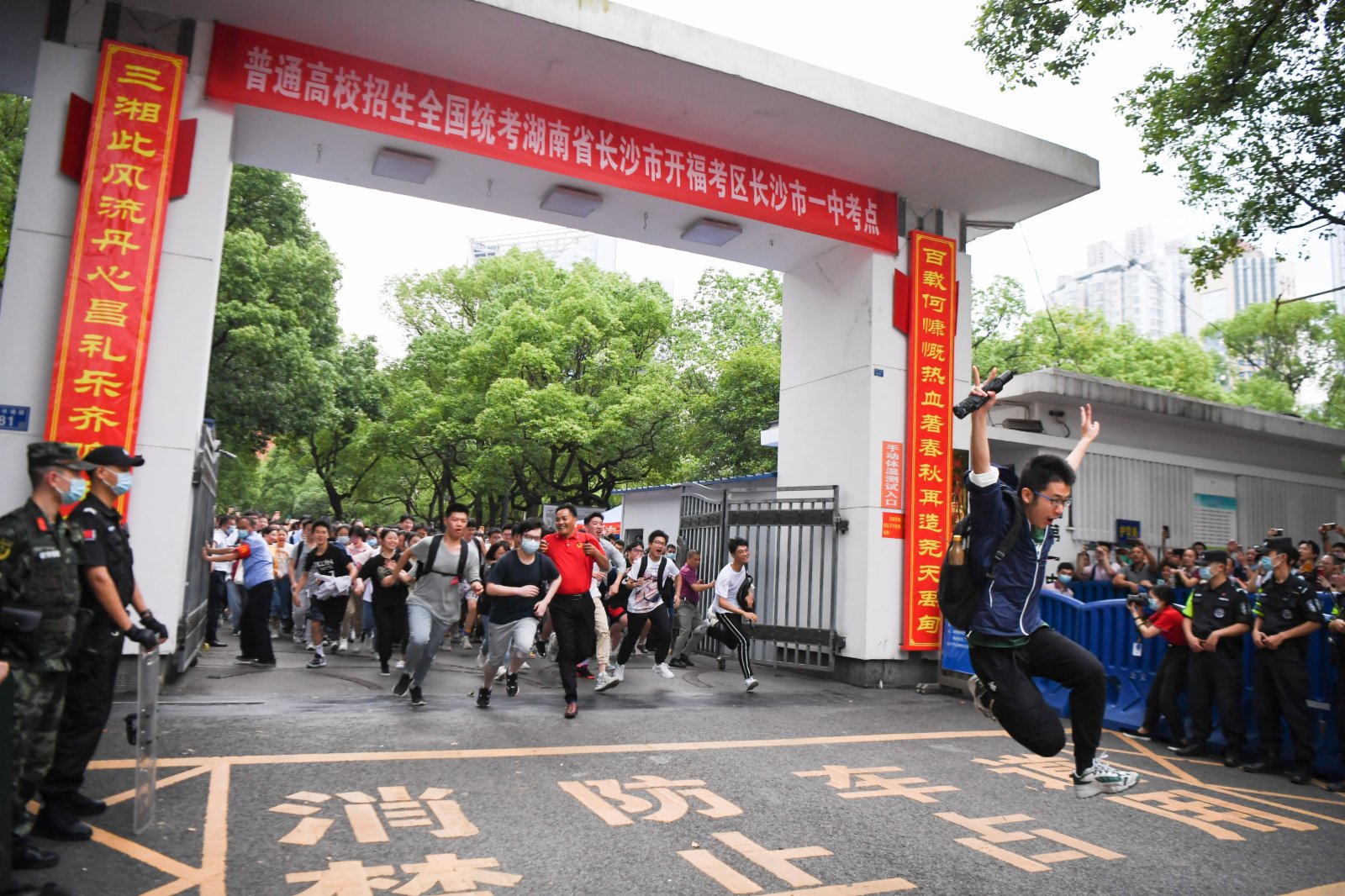 6月9日，考生在考試結束後跑出湖南省長沙市一中考點。