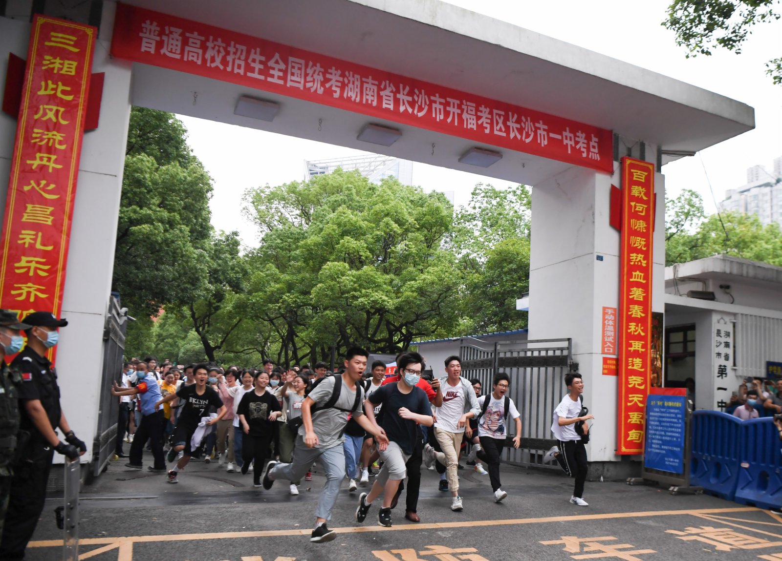 6月9日，考生在考試結束後跑出湖南省長沙市一中考點。
