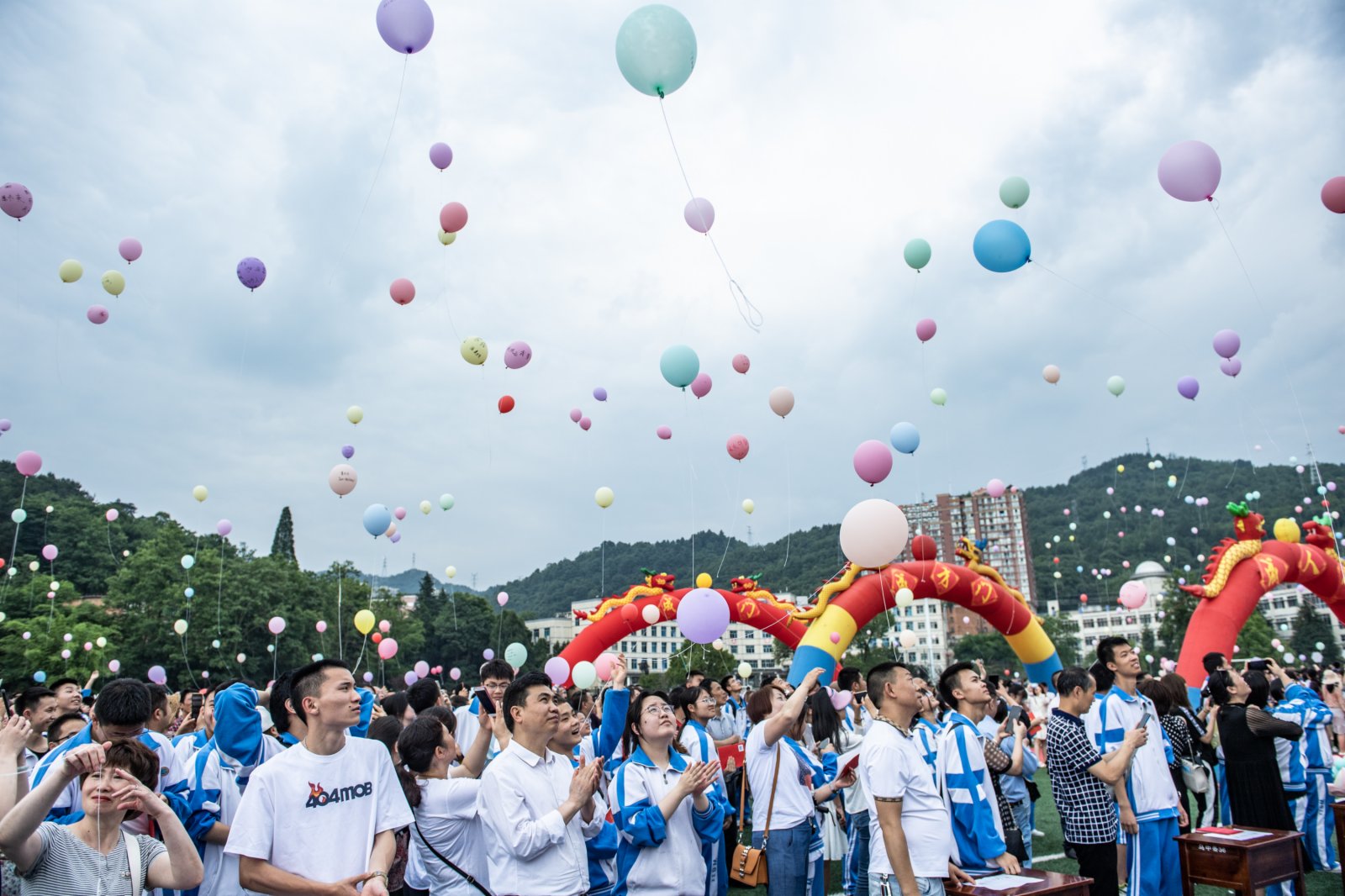 烏當中學高三學生放飛氣球。