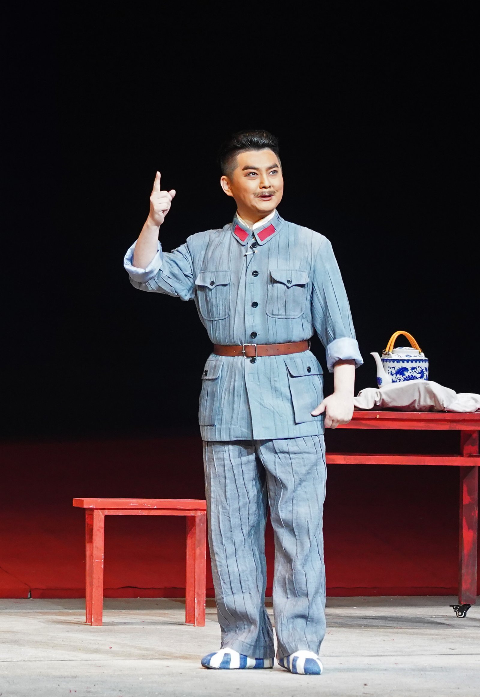 6月9日晚，演員在表演現代京劇《望紅關》。（新華社）