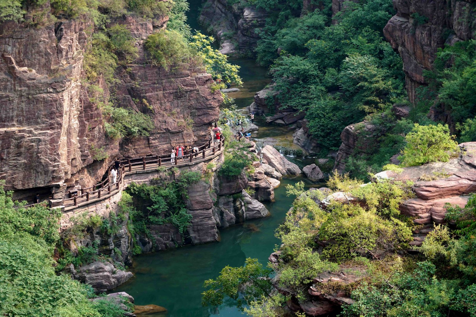 6月10日，遊客在雲台山紅石峽景區遊玩。（新華社）