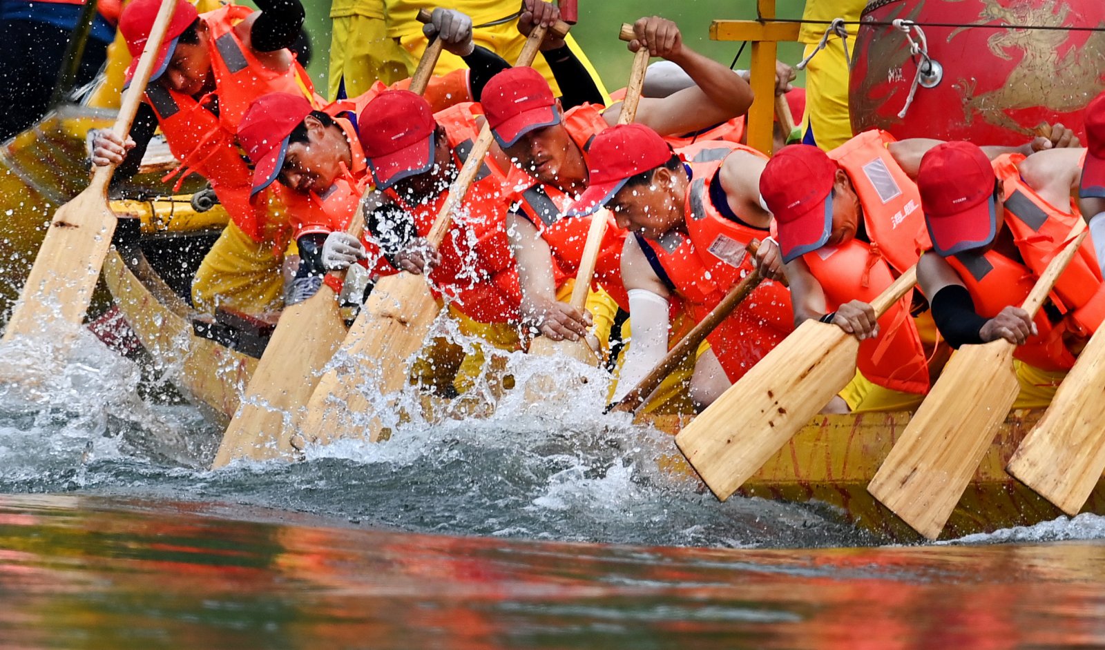 6月12日，參賽龍舟隊員在比賽中。（新華社）