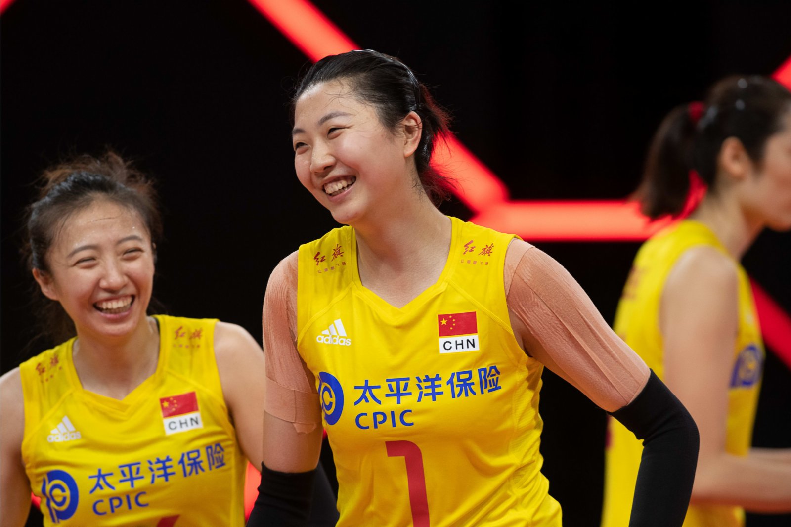 6月12日，中國隊球員袁心玥（右）和丁霞在比賽中。（新華社）