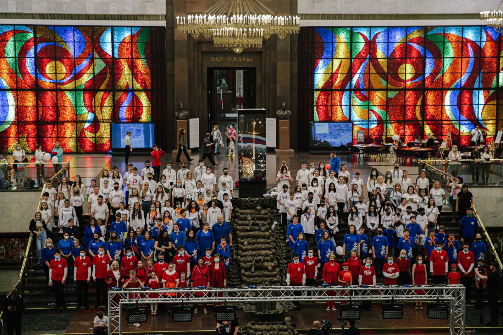 6月12日，人們在俄羅斯首都莫斯科勝利博物館齊唱國歌，慶祝俄羅斯的國慶日「俄羅斯日」。（新華社）