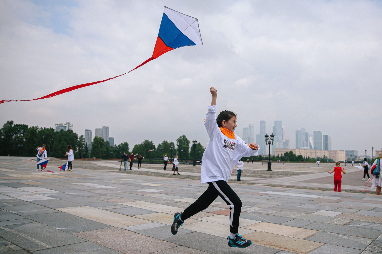 6月12日，在俄羅斯首都莫斯科，孩子們放飛風箏，慶祝俄羅斯的國慶日「俄羅斯日」。（新華社）